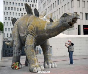 العثور  على جثة رجل داخل تمثال ديناصور تحير الشرطة الإسبانية