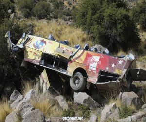 27 قتيلاً جراء سقوط حافلة بوادٍ في البيرو