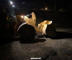 بلدية رجال ألمع تباشر صيانة الطرق المتضررة من هطول الأمطار