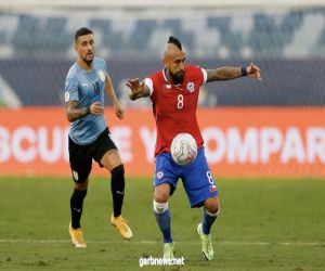 هدف فيدال العكسي يمنح أوروغواي التعادل 1-1 مع تشيلي
