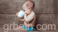هل يمكن تقديم الشاي للطفل وهل تفيد إضافة الحليب؟