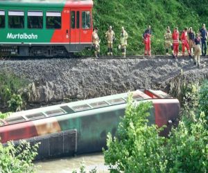 النمسا: سقوط قطار في النهر بركابه يخلف عشرات المصابين