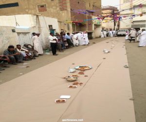 شاهد من صبيا.. جموع المصلين يؤدون صلاة العيد وتناول طعام الإفطار وفق إجراءات منع انتشار كورونا