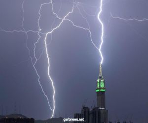 صاعقة رعدية قوية تضرب برج الساعة في مكة المكرمة