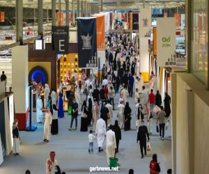 الزوار يتوافدون على معرض الرياض الدولي للكتاب.. وسط أجواء ثقافية مثالية