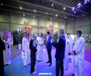 زوار معرض الصقور والصيد السعودي يوثّقون ذكرياتهم بالصور التذكارية
