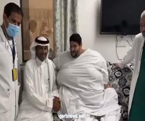 الفنان خالد عبد الرحمن يزور مريض السمنة الشراري في المستشفى ويغني معه