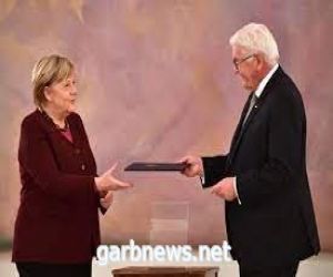 رئيس ألمانيا يسلم المستشارة أنجيلا ميركل شهادة الإعفاء من منصبها