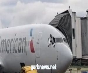 راكب يقتحم كابينة طائرة أمريكية ويحاول القفز من نافذتها
