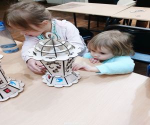 أطفال روسيا يصنعون فانوس رمضان