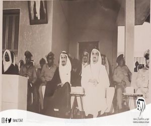 صورة تجمع الملك سلمان بالملك فهد في حفل بكلية قوى الأمن الداخلي قبل 56 عامًا