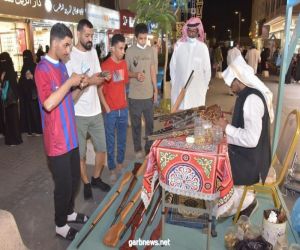 زوار مهرجان "سوق الحب" يشاركون كبار السن صناعاتهم اليدوية