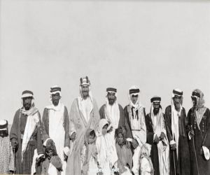 صورة تاريخية للملك عبدالعزيز مع عدد من إبنائه ومرافقيه