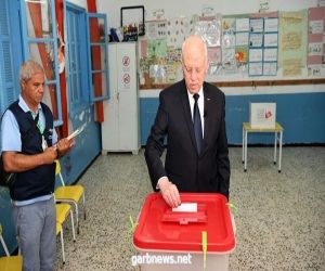 الرئيس التونسي وقرينته يدليان بصوتهما في الاستفتاء على مشروع الدستور الجديد