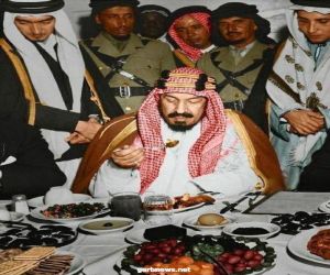 صورة نادرة للملك عبدالعزيز خلال مأدبة عشاء قبل 78 عاماً