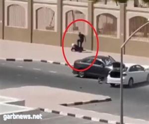 الكويت .. شخص يعتدي بوحشية على امرأة في الشارع العام والجهات الأمنية تطيح به