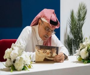 الأمير بدر بن عبد المحسن يوقِّعُ مجموعة "الأعمال الشعرية" في "كتاب الرياض"