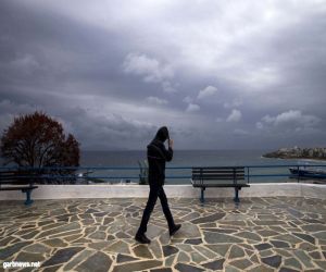 مقتل شخص وفقدان آخرين جراء عواصف عاتية في اليونان