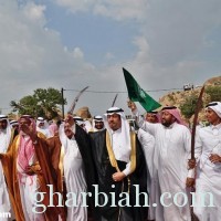بالصور I «كشاف المخواة» يرفع العلم السعودي بأعلى قمة جبل شدا