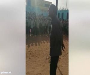 معلم سوداني يشعل الحماس بين طلابه بطريقة مثيرة