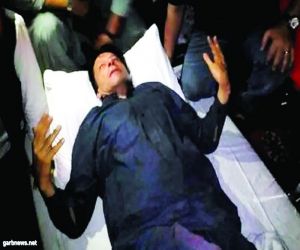 عمران خان ينجو من محاولة اغتيال