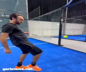وزير الرياضة عبدالعزيز بن تركي الفيصل يستعرض مهارته في تنطيط كرة تنس