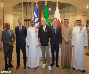 وزير الرياضة يحتفي بقيادات كرة القدم العالمية في البيت السعودي بالدوحة