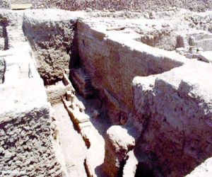 اكتشاف بقايا مقصورة أثرية في معبد جنوبي مصر