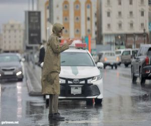 أثناء هطول الأمطار :   رجال المرور يبذلون الجهود  في تنظيم حركة السير بالطائف