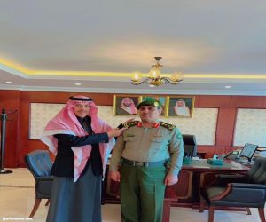 محافظ تيماء يقلد مدير جوازات محافظة تيماء رتبته الجديدة .
