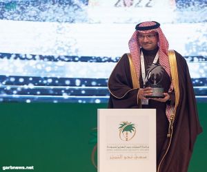 نائب وزير الموارد البشرية والتنمية الاجتماعية لقطاع العمل يتسلَّم جائزة الملك عبدالعزيز للجودة