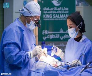 مركز الملك سلمان للإغاثة يجري 71 عملية خلال المشروع الطبي التطوعي لجراحة المخ والأعصاب في المكلا