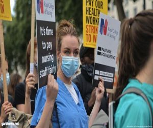 الممرضون البريطانيون المضربون يخرجون عن صمتهم: المرضى يموتون دون داع