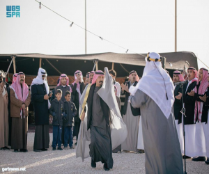 الخيمة الشعبية تستقطب زوار مهرجان الصقور بمنطقة الحدود الشمالية.