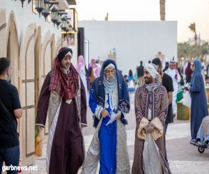 أجواء تاريخية يشهدها زوار "مهرجان الكتاب والقراء" عبر عروض الشارع