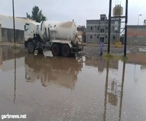 بلدية بيشة تكثّف جهودها في إزالة آثار الأمطار الغزيرة وترفع ٦٠ ألف م٣  من تجمعات مياه الأمطار