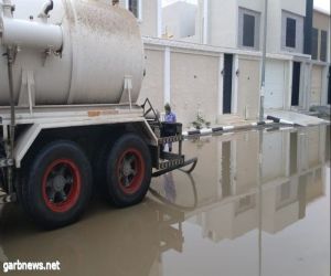 بلدية بيشة تكثّف جهودها في إزالة آثار الأمطار الغزيرة وترفع ٦٠ ألف م٣  من تجمعات مياه الأمطار