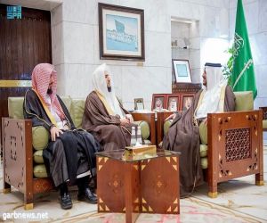 سمو نائب أمير الرياض يستقبل الشيخ العبدالله ورئيس المحكمة العامة بالمنطقة.