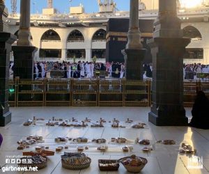 مجلس فتيات الرئاسة التطويري يقدم وجبات الإفطار الرمضانية للصائمات داخل المسجد الحرام