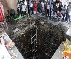 بالصور.. مصرع 35 هنديا جراء انهيار أرضية معبد