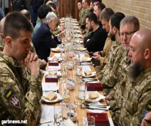 زيلينسكي يشارك الجنود الأوكرانيين وممثلين عن شعب تتار القرم والسلك الدبلوماسي للدول الإسلامية طعام الإفطار