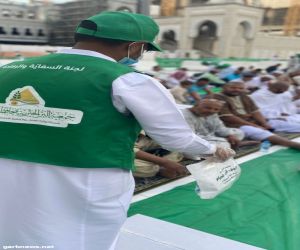 استمرار  جمعية البر الخيرية بخليص تقديم الوجبات بساحات المسجد الحرام