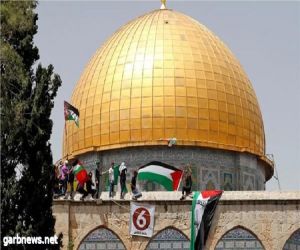 الاحتلال الإسرائيلي يزيل الأعلام الفلسطينية من قبة الصخرة