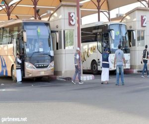 جهود ميدانية تواكب تفويج مئات الحافلات يومياً من المدينة المنورة إلى مكة المكرمة.