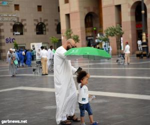 توزيع أكثر من 1000 مظلة شمسية لزوار المسجد النبوي لحمايتهم من أشعة الشمس