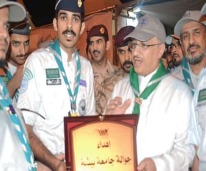 جوالة جامعة بيشة تقدم درع تذكاري لوزير التعليم السعودي