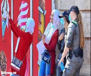 سلفي العشق يجمع فتيات فلسطينيات مع مجندة إسرائيلية  .