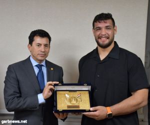 وزير الشباب والرياضة يُكرم البطل المصري عبد اللطيف منيع لاعب المصارعة