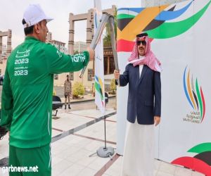 أمير عسير يتسلم شعلة النسخة الثانية من دورة الألعاب السعودية 2023 بمقر إمارة المنطقة