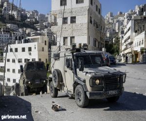 قوات إسرائيلية تقتحم محلات صرافة وتستولي على 10 ملايين شيكل بالضفة الغربية